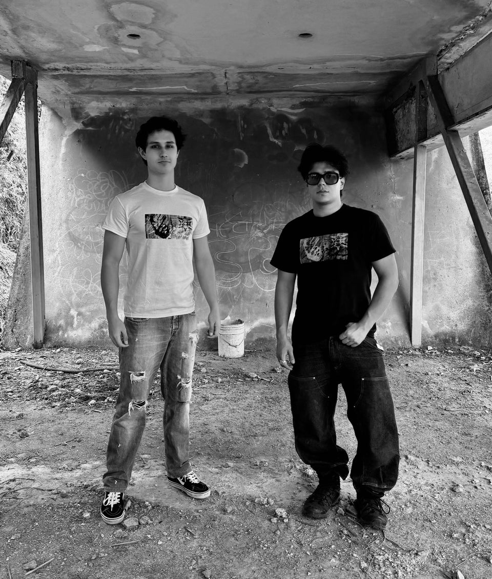 Dos modelos con Finger Star blanca y negra entre muros y estructura industrial